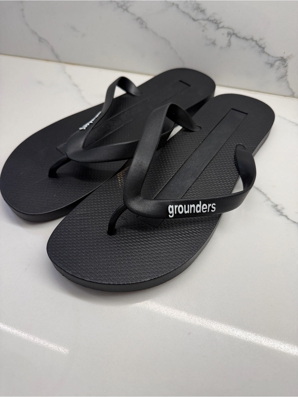 Grounders mens  Black Flip Sandals — Everyday Casual Comfort